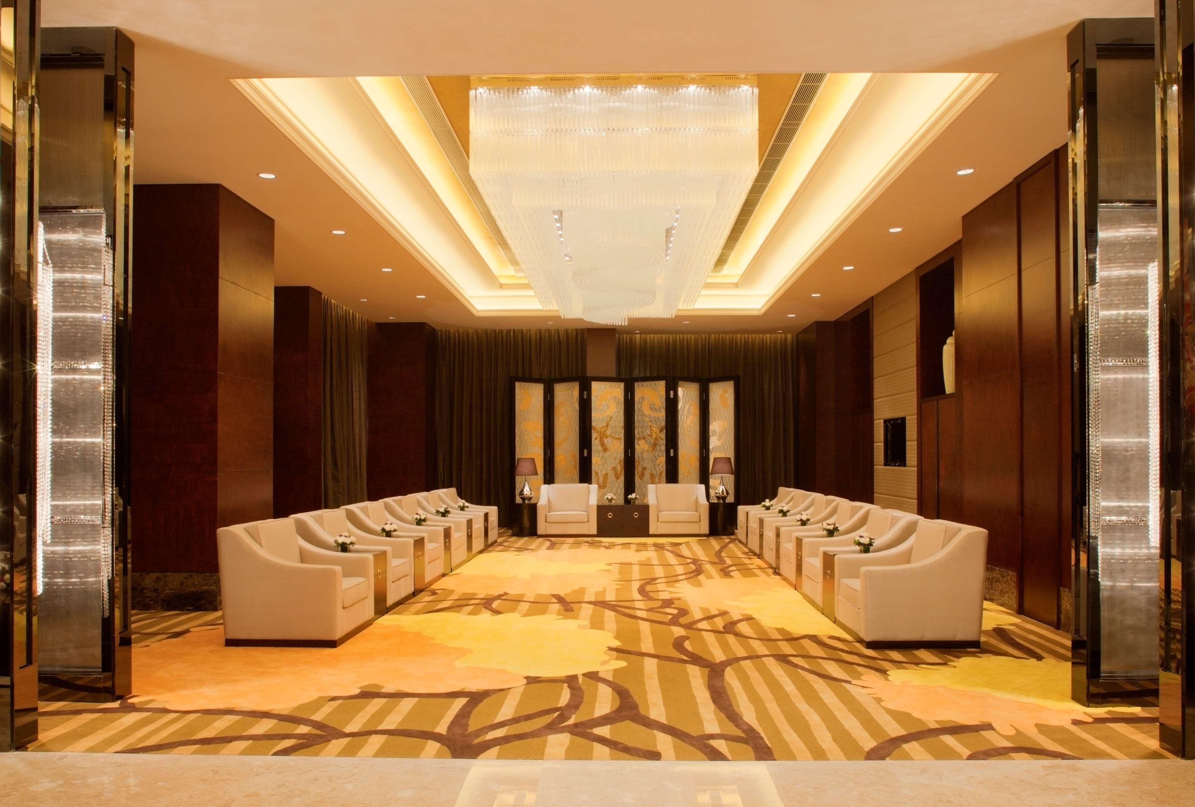 Radisson Blu Plaza Chongqing - Free 2 Bottle Of Local Beer Per Room During Stay Exterior foto